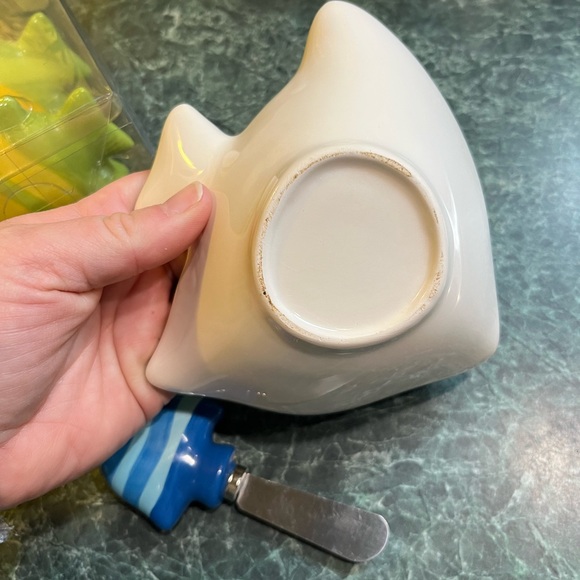 Bundle of 2 items - Fish-Themed Salt and Pepper Set with Bowl and Spreader - Picture 5 of 5